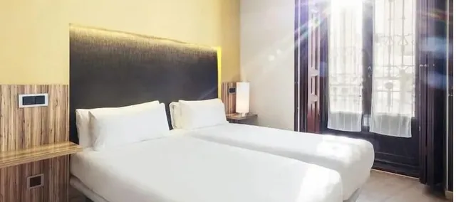 غرفة بسريرين منفصلين بإطلالة على الفناء، B&B HOTEL Madrid Centro Plaza Mayor 2/6