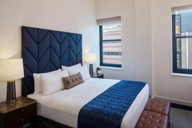 جناح بسرير كينج بغرفة نوم واحدة مع أريكة، Hotel Indigo Boston Garden 2/4