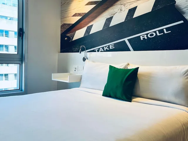 غرفة عائلية بسرير مزدوج وسريرين منفصلين، Ibis Styles Montevideo Biarritz 5/10