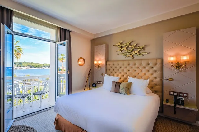 غرفة ديلوكس بإطلالة جزئية على البحر، GRAND HOTEL DES SABLETTES PLAGE, CURIO COLLECTION BY HILTON 3/10