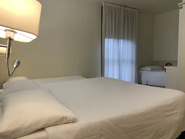 غرفة رباعية بسرير كوين وسريرين منفصلين لذوي الإعاقة، HOTEL PARIGI 2 6/8