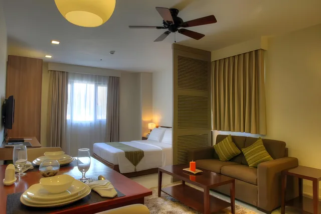 غرفة سوبيريور بسرير كوين مع أريكة، Azalea Hotels & Residences Baguio 2/2