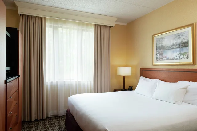 Suite, King Bed, Courtyard Area، DoubleTree Suites by Hilton Hotel Mt. Laurel 1/6