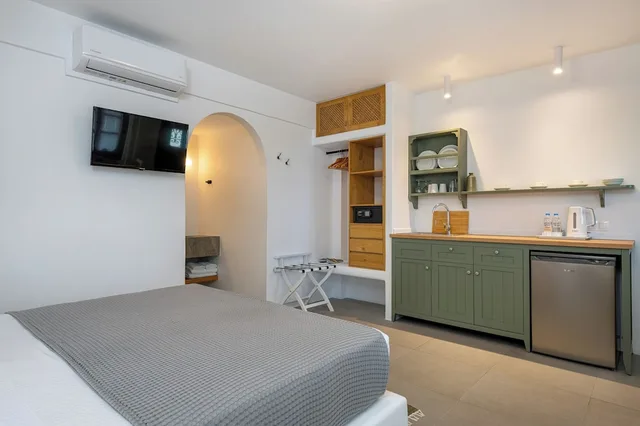 Studio, Queen Bed, Street View, Sofa، Nissia Kamares Hotel Apartments 7/10