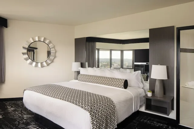 غرفة ديلوكس بسرير كينج بإطلالة على النهر، Centennial Hotel Spokane 3/5