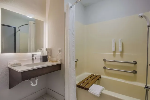 غرفة بسرير كينج لذوي الإعاقة، Clarion Pointe Harrodsburg 10/10