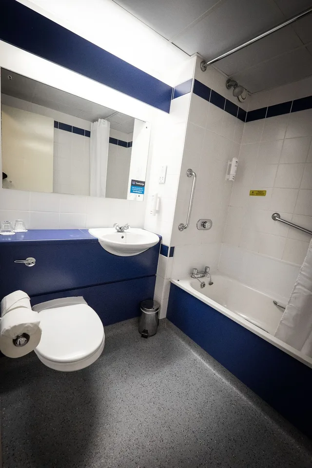غرفة قياسية بسريرين منفصلين، Travelodge Dublin Airport North - Swords 3/3