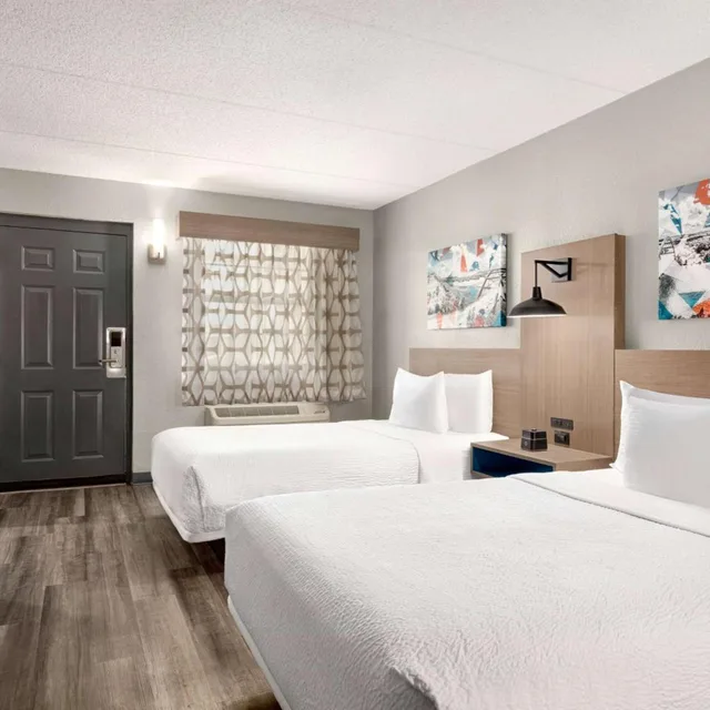 غرفة بسريرين مزدوجين بحوض استحمام لذوي الإعاقة، La Quinta Inn Temple 1/5