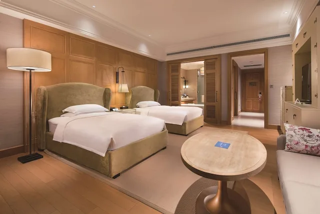غرفة بسريرين منفصلين بإطلالة على البحيرة، Hilton Wenan 2/6