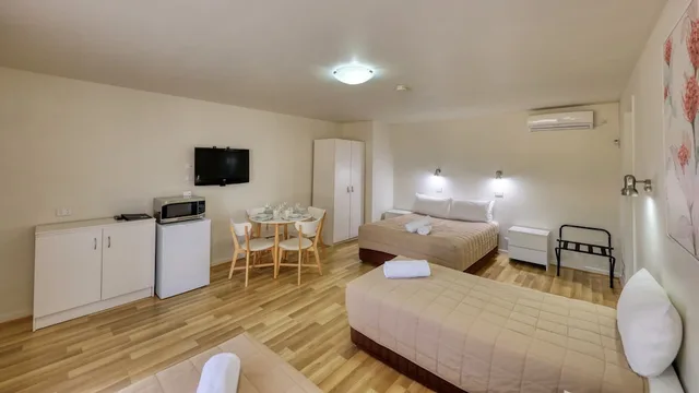 غرفة عائلية بسرير كوين وسريرين منفصلين، Motel Menere Apos S 1/3