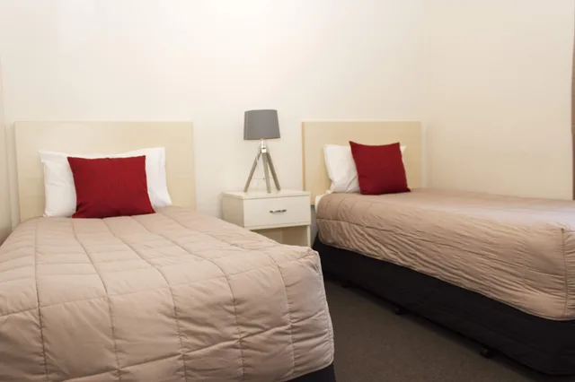 شقة عائلية بسرير كينج وسريرين منفصلين بغرفتي نوم، Jasmine Court Motel 3/5