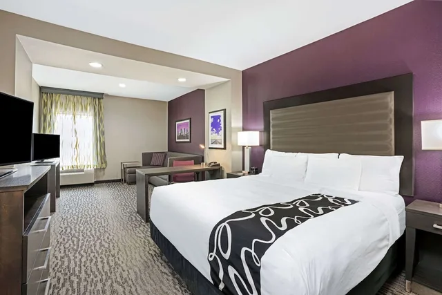 جناح ديلوكس بسرير كينج، La Quinta Inn & Suites by Wyndham College Station South 2/5