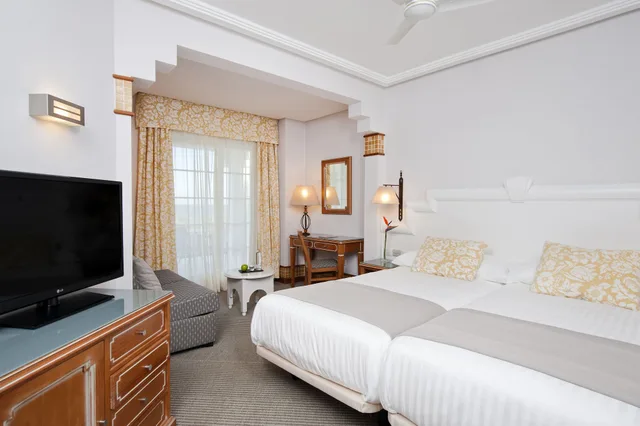 غرفة متصلة عائلية بسريرين منفصلين بإطلالة على البحر، Melia Atlantico Isla Canela 1/6