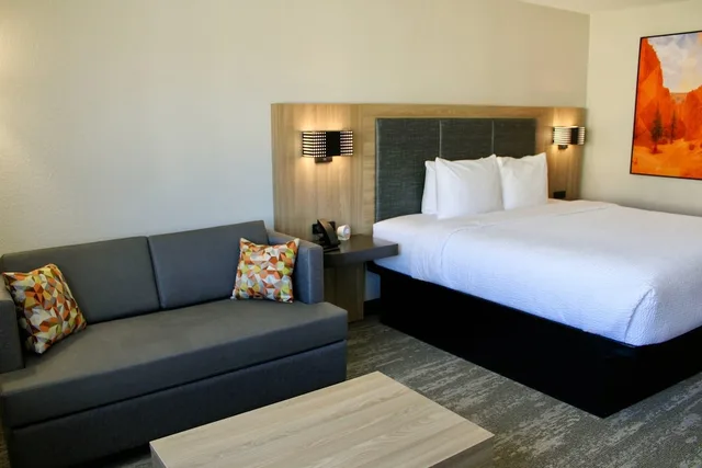 غرفة قياسية بسرير كينج يُسمح فيها بالحيوانات الأليفة، The Cairn Hotel 2/5