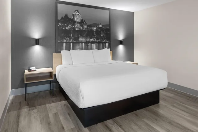 Suite, King Bed, Sofa, Hot Tub, Super 8 By Wyndham Quebec City 7/10