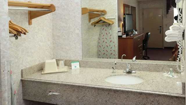 Room, 2 Queen Beds, Allergy Friendly, Magnuson Hotel Howell/Brighton 3/5