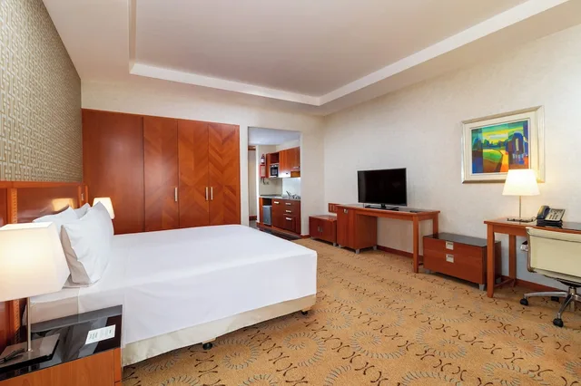 جناح بسرير كينج بإطلالة على المسبح بغرفة نوم واحدة مع دخول صالة النادي للمدخنين، Holiday Inn Kuwait 3/10