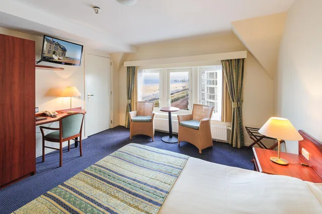 Superior, Twin Beds, Lateral Side Sea View, Boulevard Hotel Scheveningen 3/4