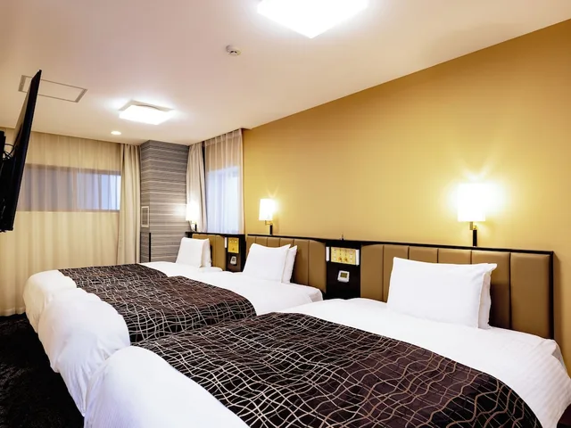 Room, Triple, 1 Single and 2 Double Beds، Apa Hotel Saga-Ekimae-Chuou 1/4