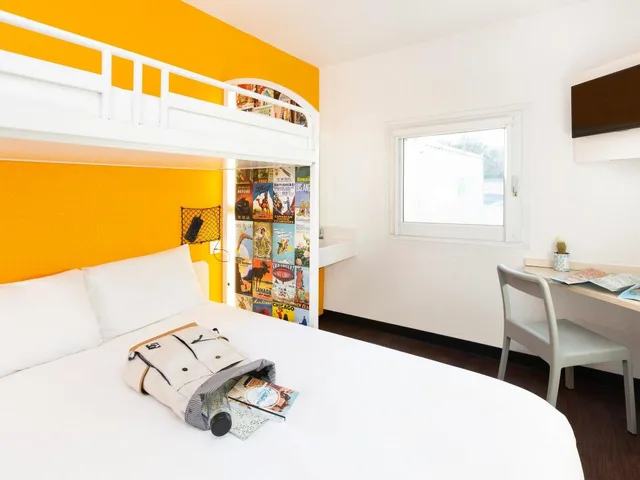 Renovated, Triple، Hotelf1 Lorient 1/1