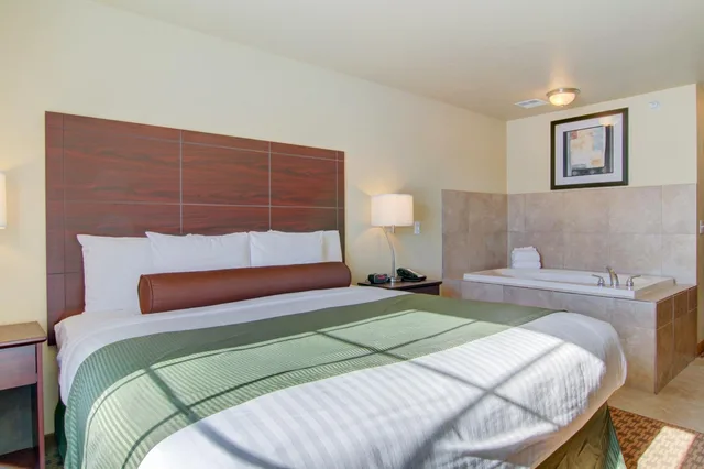 جناح بسرير كينج بحوض جاكوزي، Cobblestone Inn & Suites - Carrington 2/2