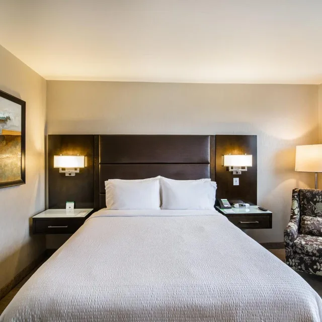 غرفة قياسية بسرير كينج وسرير كوين في طابق مرتفع، Holiday Inn Vancouver Centre 3/8