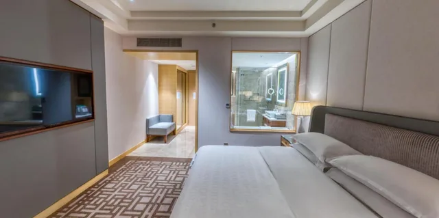 Sheraton, Guest Room, King Bed, Club Floor، Sheraton Petaling Jaya Hotel 2/4
