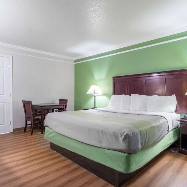 غرفة بسرير كينج لذوي الإعاقة، Motel6 Kingsburg, CA 2/10