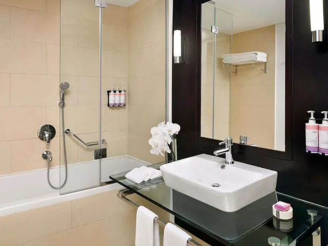 غرفة سوبيريور بسريرين منفصلين بإطلالة على البحيرة، Movenpick Jumeirah Lakes Towers 5/6