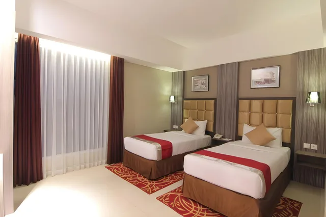 غرفة قياسية بسرير كوين وسريرين منفصلين، Travello Hotel Bandung 2/2