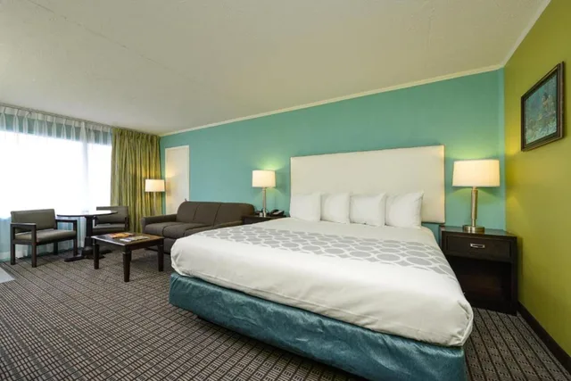 2 Bedrooms, Suite, 1 King and 2 Queen Beds, Mermaid Inn 2/10