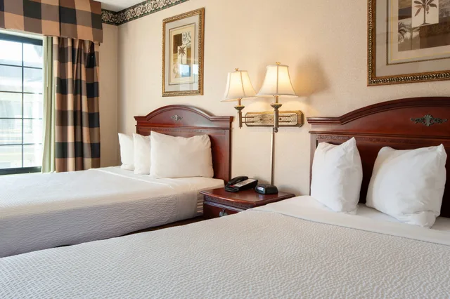 غرفة قياسية بسريرين كوين، Studio City Court Yard Hotel 4/4