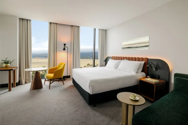 غرفة بريميوم بسرير كينج بمطبخ صغير، Crowne Plaza Adelaide Mawson Lakes 3/7