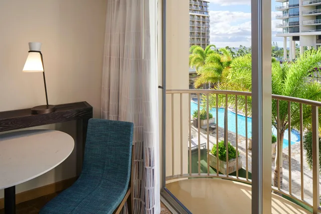 جناح بسرير كينج بإطلالة على المسبح بغرفة نوم واحدة، Embassy Suites By Hilton Waikiki Beach Walk 2/2