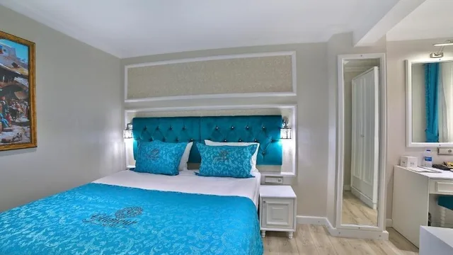 Economy, Queen Bed, Glamour Hotel 2/4