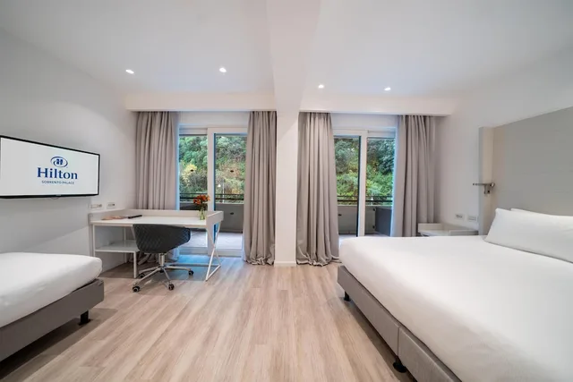 غرفة عائلية ثلاثية بسرير كينج وسرير فردي، Hilton Sorrento Palace 4/10