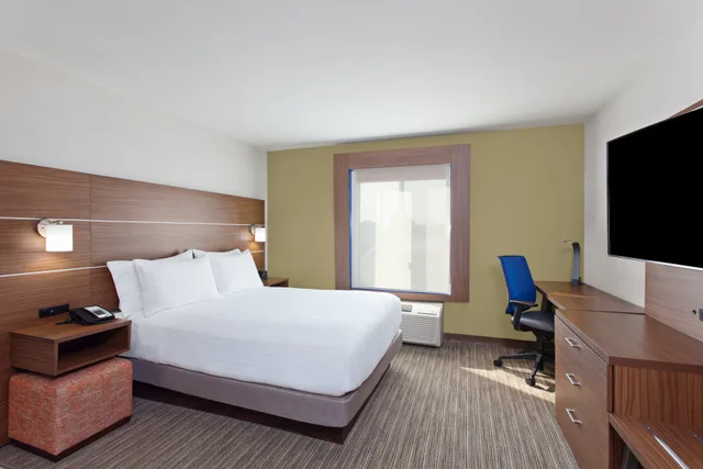 Room, Queen Bed, Holiday Inn Express West Los Angeles 1/3