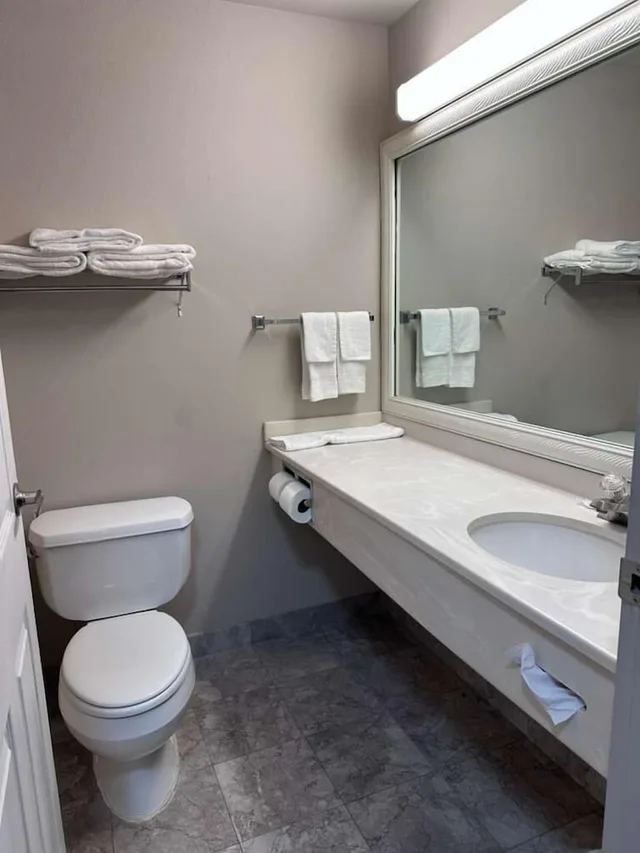 غرفة فاخرة بسريرين كوين بإطلالة على البحر مع أريكة، Coratel Inn and Suites By Jasper Ocean Shores 6/7