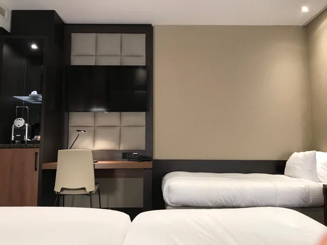 غرفة ثلاثية، Hotel Levell 7/9