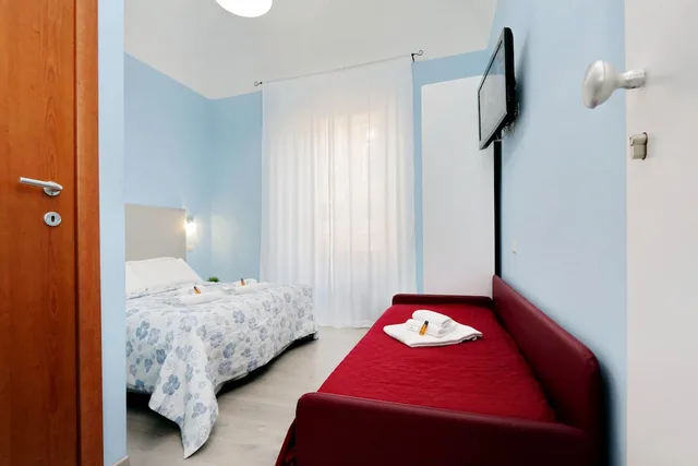غرفة عائلية ثلاثية بسرير بطابقين وسرير كوين، B&B Domus Domas 6/8