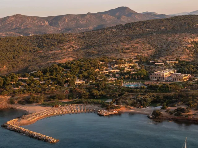 بنغل، Cape Sounio, A Resort to Live 1/2