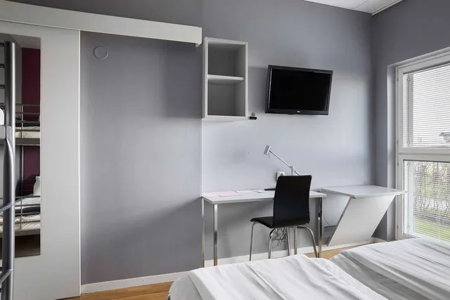 غرفة عائلية بسرير مزدوج وسرير فردي وسرير بطابقين، Aiden by Best Western Skavsta Airport 1/3