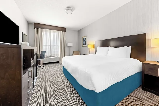 غرفة قياسية بسرير كينج بمطبخ صغير، Best Western Plus Airdrie Gateway 1/5