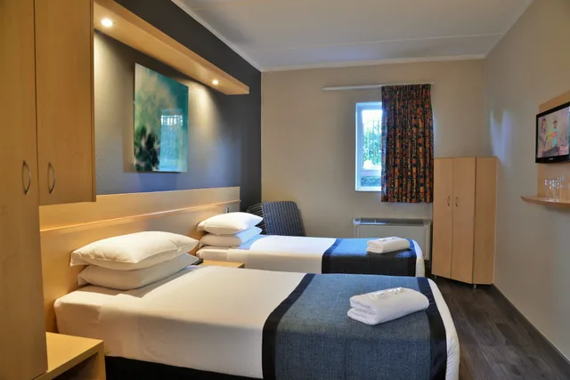 غرفة بسريرين منفصلين مع أريكة، Road Lodge Rivonia 2/3