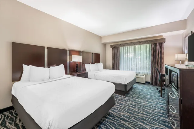 غرفة بسريرين كوين بحوض استحمام لذوي الإعاقة، Best Western Plus Eastgate Inn & Suites 2/5