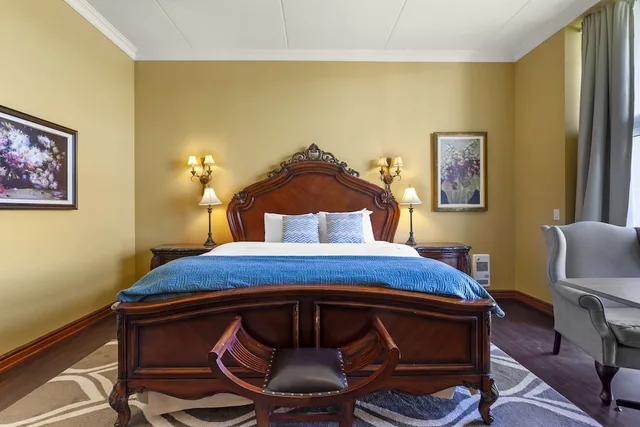 Signature, King Bed, Sofa, Jetted Tub, Christies Mill Waterfront Resort and Spa 7/10