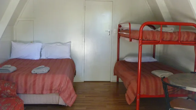 شاليه بسرير مزدوج وسريرين منفصلين، Westport Holiday Park And Motels 1/1