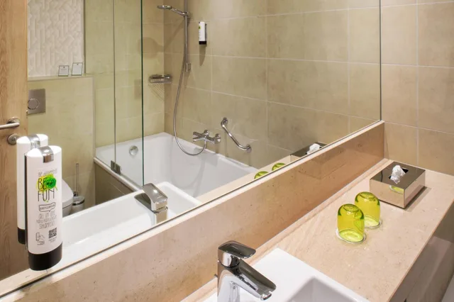 غرفة قياسية بسرير كينج وسرير كوين، Holiday Inn Frankfurt Airport 8/10