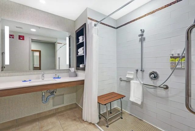 Standard, King Bed, Accessible, Holiday Inn Express Hotel Suites Woodstock South 3/5