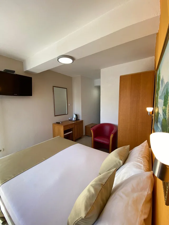 غرفة قياسية بسرير كوين بإطلالة على البحر، Hotel Kuc 8/10